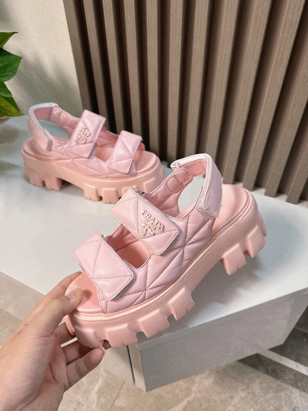 👟👟Ex-factory price 520👟👟 Prada 2024 new summer sandals series Thick-soled sandals This is a must-have for summer. It feels soft and delicate on the feet and is extremely comfortable. You can match it as you like. Original molded midsole. Original foaming technology tooth outsole, size 35-41.